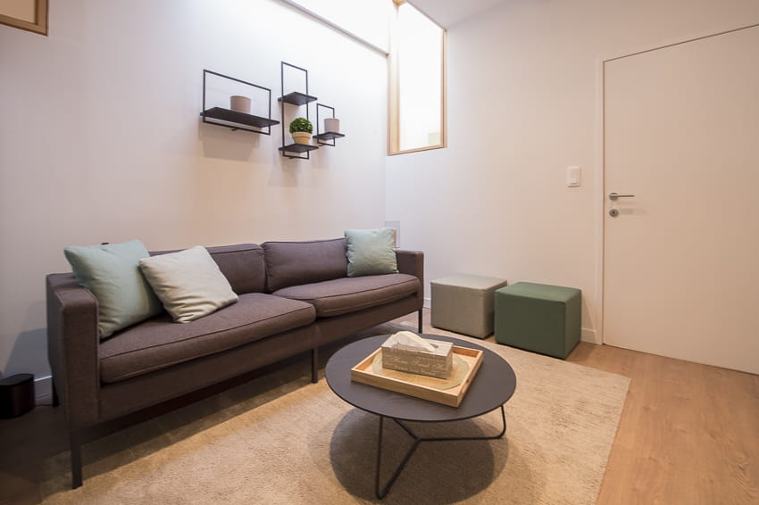 Salon met grijze zetel